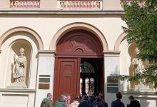 Gyülekező a Prímási Levéltár előtt