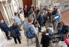 A tárlatvezetés résztvevői a Vármúzeumban