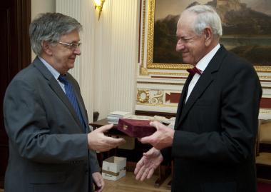 Arany János-érmemmel tüntették ki Gyenge Csabát, az EME alelnökét