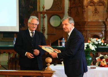 Maróth Miklós akadémikust  Gr. Mikó Imre-emléklappal tüntették ki