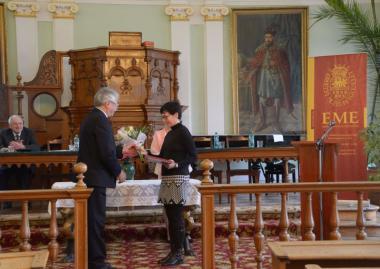 Gr. Mikó Imre-Emlékplakett kitüntetés Brendus Rékának, a Közigazgatási és Igazságügyi Minisztérium főosztályvezető helyettesének