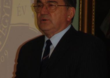 In memoriam Görömbei András (1945–2013)