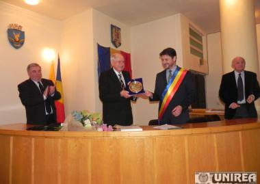 A kudsiri (Cugir) városi tanács tiszteletbeli díszpolgárrá  avatta Gyenge Csaba akadémikust, a Kolozsvári Műszaki Egyetem professzorát, az Erdélyi Múzeum-Egyesület alelnökét