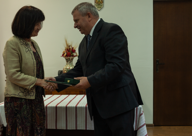 Átadták Egyed Emese irodalomtörténésznek, egyetemi tanárnak a Magyar Érdemrend Lovagkeresztje kitüntetést