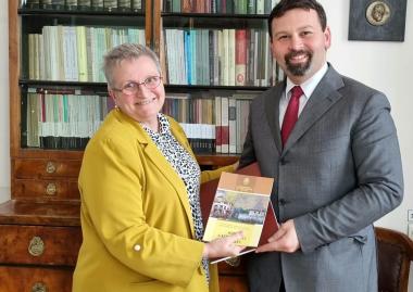 Könyvadománnyal segíti az EME a kidei parókia újjáépítését