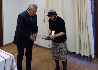 Átadták  Bajusz István régész családtagjainak az elhunyt tudományos érdemeiért a Magyar Érdemrend Lovagkeresztjét