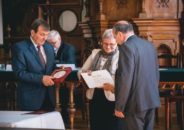 Réger Mihályt az Óbudai Egyetem rektorát Gr. Mikó Imre-emléklappal tüntették ki