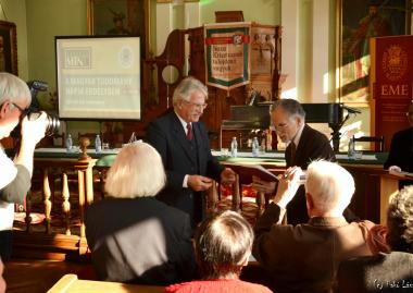Gr. Mikó Imre-Emlékplakett kitüntetés Vincze Zoltánnak az EME alapító tagjának 
