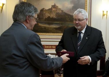 Arany János-érmemmel tüntették ki Dávid Lászlót, a Sapientia EMTE rektorát, az EME tagját