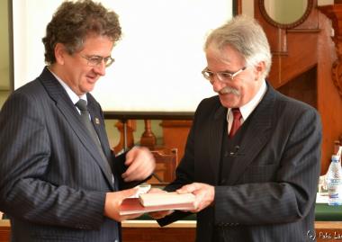 Gr. Mikó Imre-Emlékplakett kitüntetés Kocsis Károlynak, az MTA-MTKEB elnökének