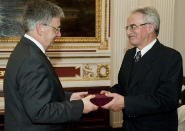 Sipos Gábort, az EME elnökét Arany János-éremmel tüntették ki