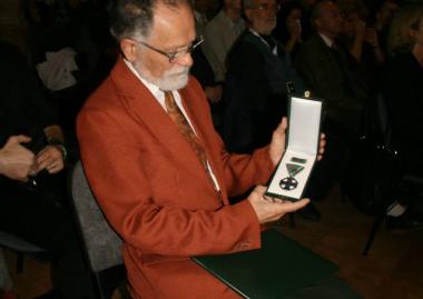 Magyar Ezüst Érdemkeresztben részesült Vincze Zoltán, a kolozsvári Báthory István Elméleti Líceum nyugalmazott történelemtanára , az EME alapító tagja