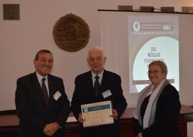 Jenei Dezső emléklappal tüntették ki Kolozsváry Zoltán anyagtudóst, vezérigazgatót a Sapientia EMTE oktatóját