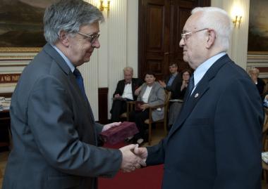 Arany János-érmemmel tüntették ki Gyéresi Árpádot, az EME alelnökét