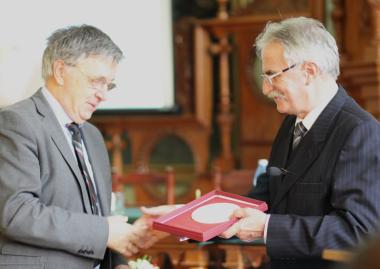 Lovász Lászlót, az MTA elnökét Gr. Mikó Imre-emléklappal tüntették ki