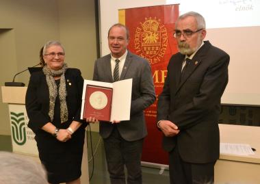 Néda Zoltán akadémikust, a KAB elnökét Gr. Mikó Imre-emléklappal tüntették ki