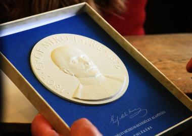 Vékás Lajos akadémikust Gr. Mikó Imre-emléklappal tüntették ki