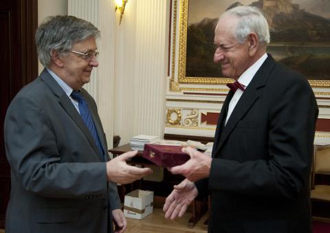 Arany János-érmemmel tüntették ki Gyenge Csabát, az EME alelnökét