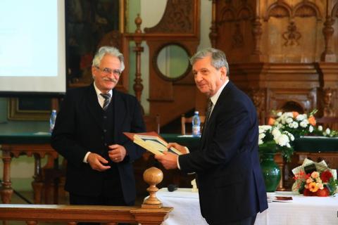 Maróth Miklós akadémikust  Gr. Mikó Imre-emléklappal tüntették ki