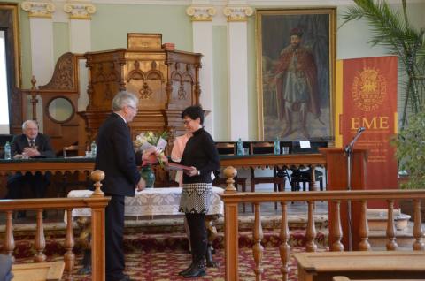 Gr. Mikó Imre-Emlékplakett kitüntetés Brendus Rékának, a Közigazgatási és Igazságügyi Minisztérium főosztályvezető helyettesének