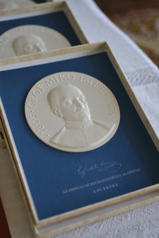 Gróf Mikó Imre emléklapot kapott Bartók Katalin, Kékedy Nagy László és   Pánczél Szilamér Péter