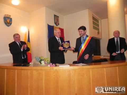 A kudsiri (Cugir) városi tanács tiszteletbeli díszpolgárrá  avatta Gyenge Csaba akadémikust, a Kolozsvári Műszaki Egyetem professzorát, az Erdélyi Múzeum-Egyesület alelnökét