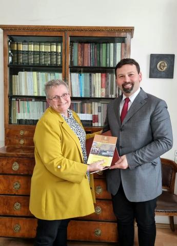 Könyvadománnyal segíti az EME a kidei parókia újjáépítését