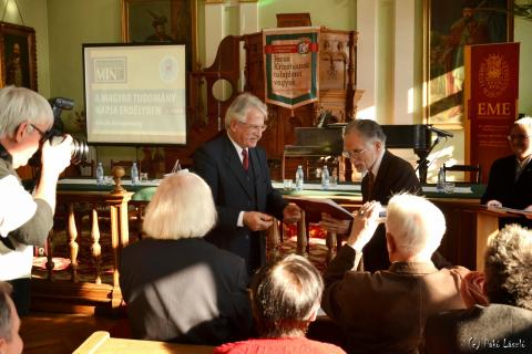 Gr. Mikó Imre-Emlékplakett kitüntetés Vincze Zoltánnak az EME alapító tagjának 