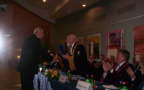 Az Óbudai Egyetem címzetes egyetemi tanárává avatták Gyenge Csaba professzort, az EME alelnökét