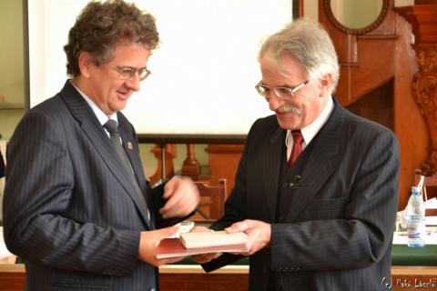 Gr. Mikó Imre-Emlékplakett kitüntetés Kocsis Károlynak, az MTA-MTKEB elnökének