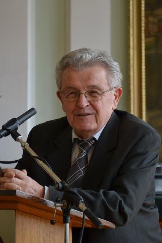 Széchenyi-díjjal tüntették ki Péntek János nyelvészprofesszort, az MTA külső tagját, az EME korábbi alelnökét