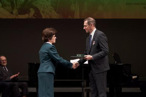 A Magyar Érdemrend lovagkeresztje kitüntetésben részesült Gábor Csilla irodalomtörténész, az EME tagja