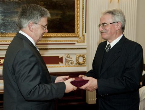 Sipos Gábort, az EME elnökét Arany János-éremmel tüntették ki