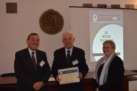 Jenei Dezső emléklappal tüntették ki Kolozsváry Zoltán anyagtudóst, vezérigazgatót a Sapientia EMTE oktatóját