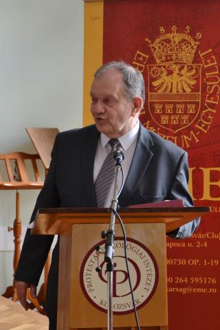 Kovács András akadémikust, az EME Kutatóintézetének igazgatóját  Gr. Mikó Imre-emléklappal tüntették ki