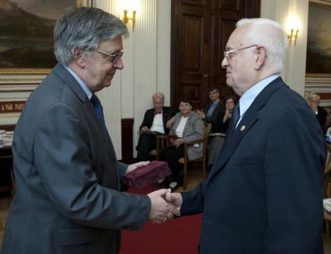 Arany János-érmemmel tüntették ki Gyéresi Árpádot, az EME alelnökét