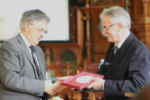 Lovász Lászlót, az MTA elnökét Gr. Mikó Imre-emléklappal tüntették ki