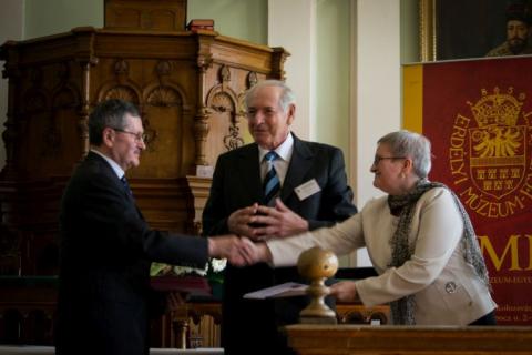 Gyulai Józsefet, az MTA rendes tagját Gr. Mikó Imre-emléklappal tüntették ki 